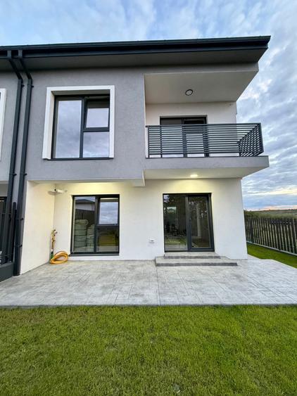 Duplex cu 4 camere cu Canalizare în Bucium
