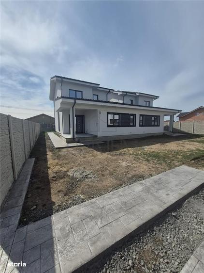 Casă cu 4 camere decomandat în Moșnița Veche