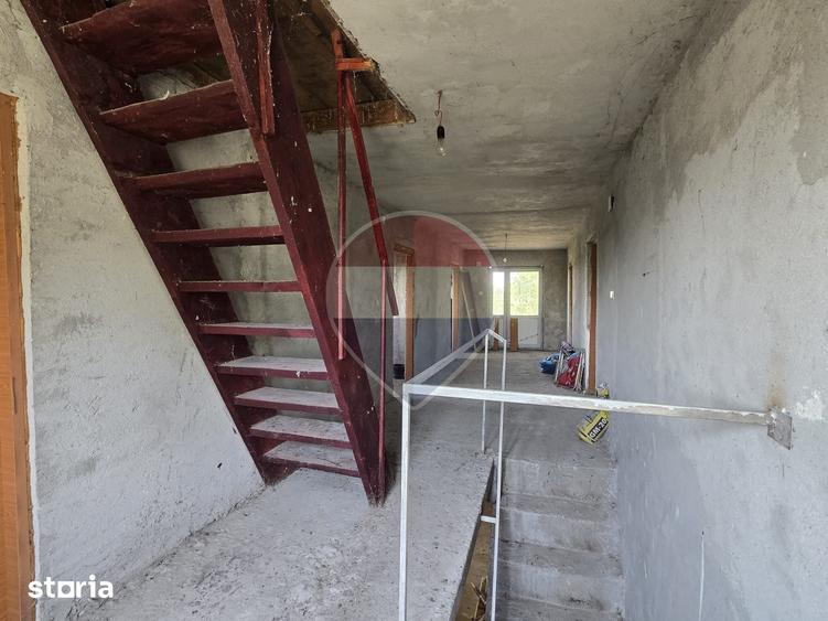 Casă cu 6 camere cu Teren 2600 Mp în Grădinari