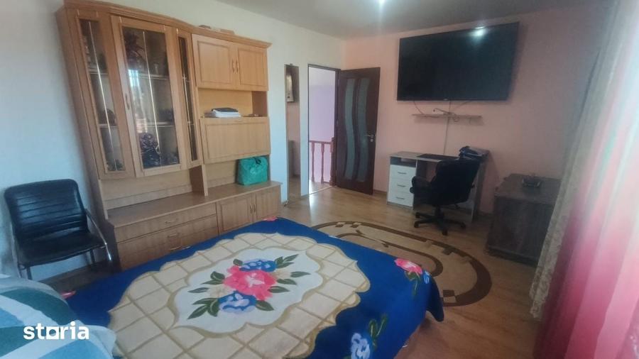 Casă cu 5 camere cu Teren 250 Mp în Cernele
