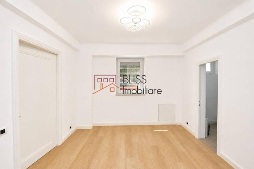 Apartament cu 3 camere semidecomandat în Victoriei