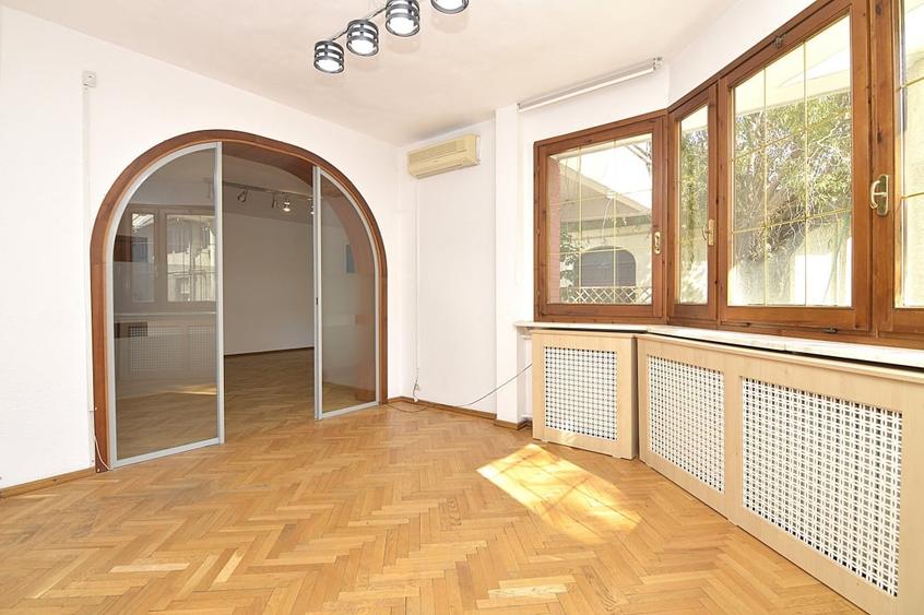 Casă individuală cu 8 camere cu Garaj în Gara de Nord
