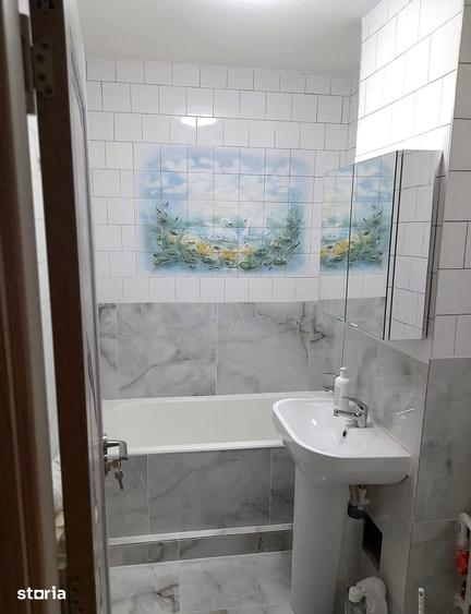 Apartament cu 3 camere semidecomandat în Tineretului
