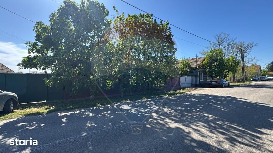 Casă cu 3 camere semidecomandat cu Teren 2241 Mp în Sânnicolau Român