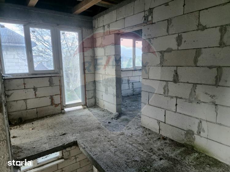 Casă cu 7 camere cu Teren 3650 Mp în Central