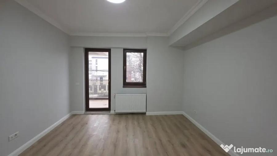 Apartament cu 3 camere semidecomandat în Dămăroaia