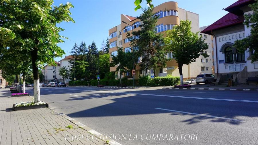 Apartament cu 4 camere decomandat în Central