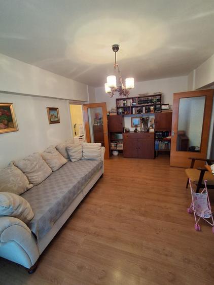Apartament cu 3 camere semidecomandat în 13 Septembrie