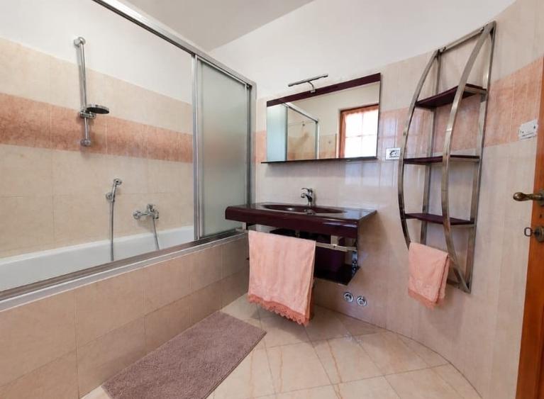 Casă individuală cu 5 camere cu Teren 1440 Mp în Aradul Nou