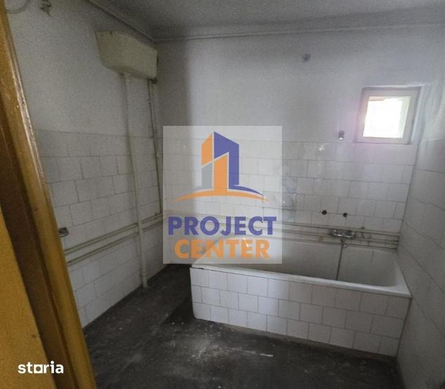 Casă cu 7 camere cu Teren 2211 Mp în Central