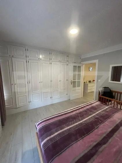 Casă cu 8 camere cu Teren 1000 Mp în Moșnița Veche