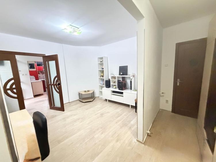 Apartament cu 3 camere decomandat în Lipscani