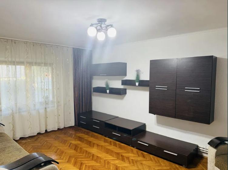 Apartament cu 3 camere decomandat, mobilat în Gară