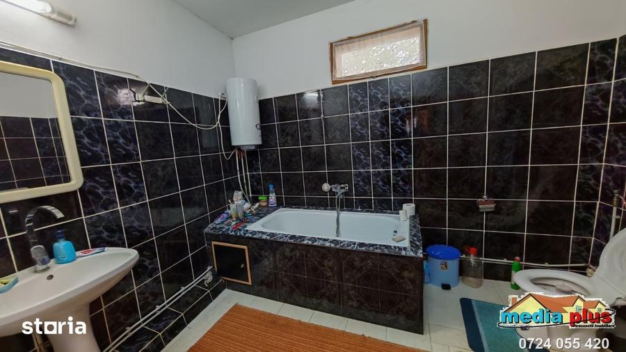 Casă cu 4 camere cu Teren 2422 Mp în Foltești