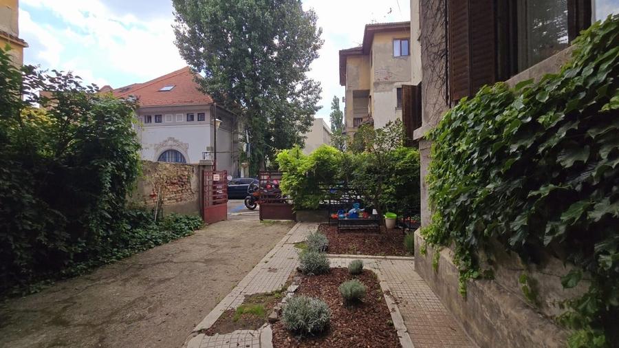 Apartament cu 3 camere semidecomandat în P-ța Romană