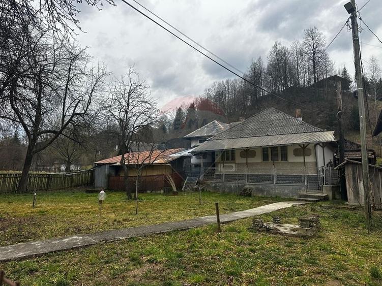 Casă cu 3 camere cu Teren 2885 Mp în Central