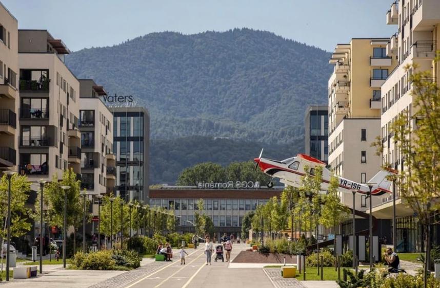Apartament cu 3 camere decomandat în Tractorul