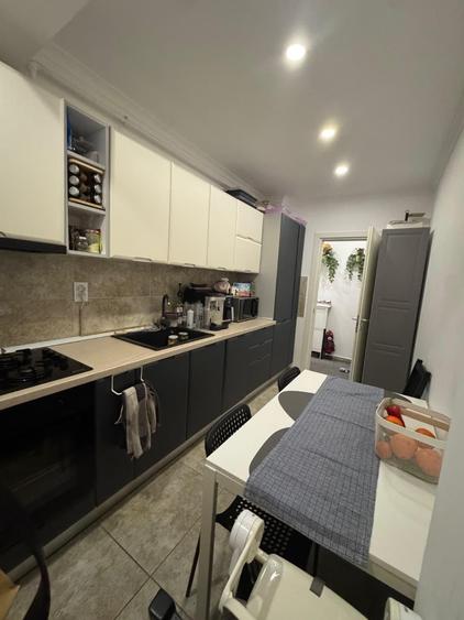 Apartament cu 3 camere decomandat în Roșu