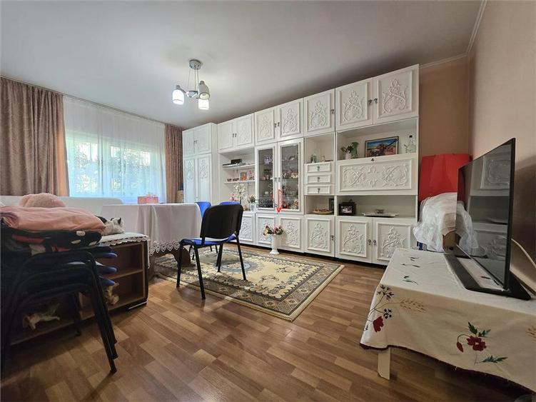Apartament cu 3 camere decomandat în Colentina
