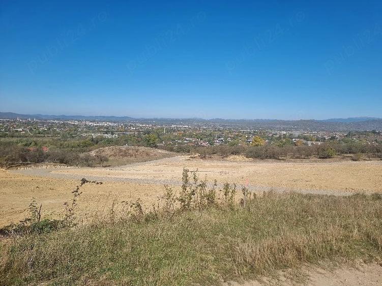 Teren de 1300 mp, în Est