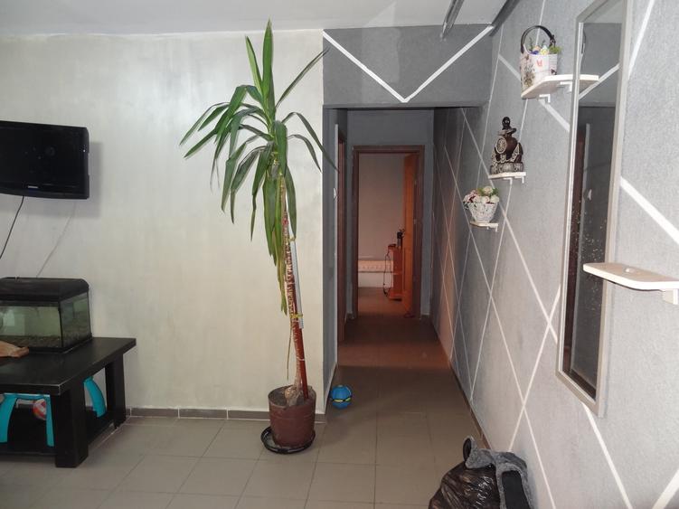 Apartament cu 3 camere nedecomandat în Km 4-5