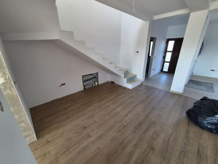 Duplex cu 4 camere cu Canalizare în Urseni