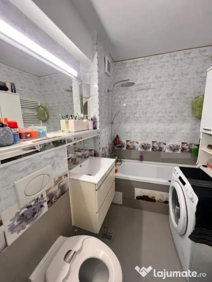Apartament cu 4 camere semidecomandat, mobilat în Central