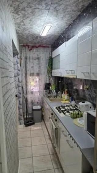 Apartament cu 3 camere decomandat în Podu Roș