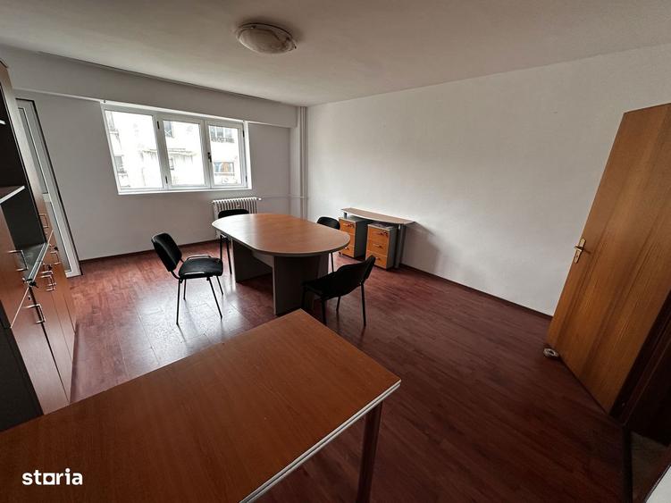 Apartament cu 3 camere semidecomandat, mobilat în Văcăresti