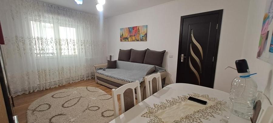 Apartament cu 3 camere semidecomandat, mobilat în Tătărași