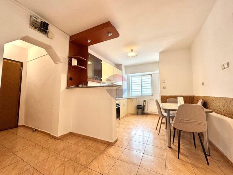 Apartament cu 4 camere decomandat, mobilat în Central