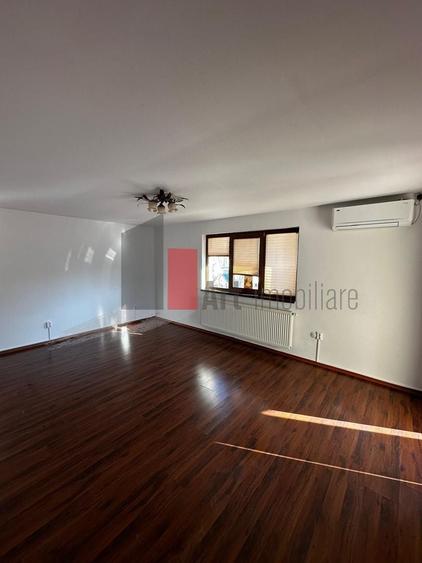 Casă individuală cu 5 camere cu Canalizare în Dudu