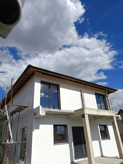 Casă cu 5 camere cu Teren 440 Mp în 1 Decembrie