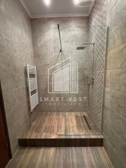Casă individuală cu 8 camere cu Canalizare în Central