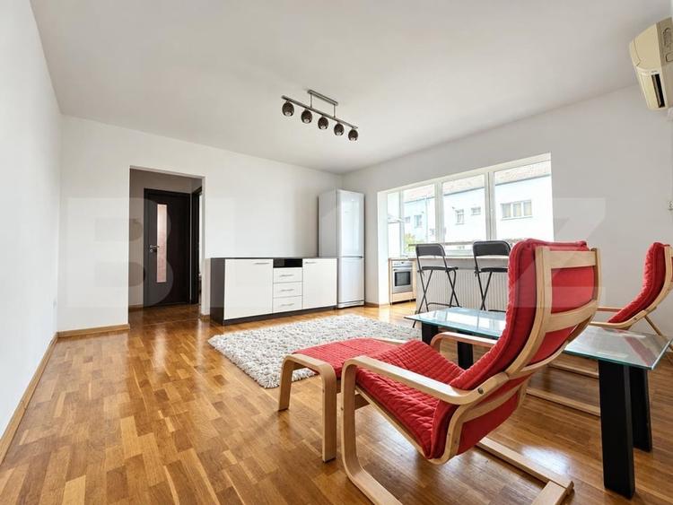 Apartament cu 3 camere semidecomandat, mobilat în Dâmbovița