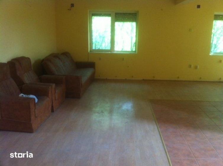 Casă cu 8 camere cu Teren 3100 Mp în Central