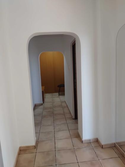 Apartament cu 3 camere decomandat în Micro 6