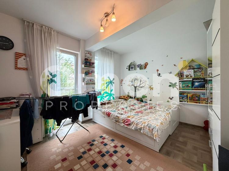Apartament cu 3 camere semidecomandat, mobilat în Hotvon