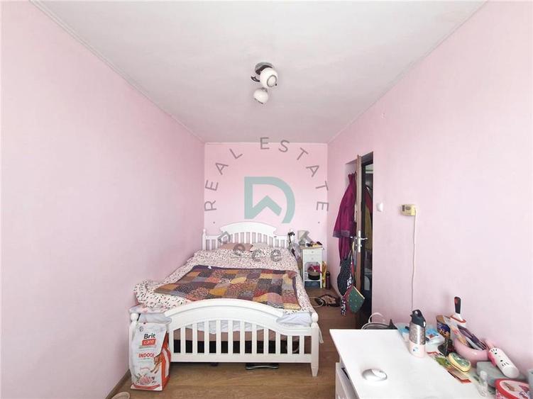 Apartament cu 3 camere semidecomandat în Tractorul