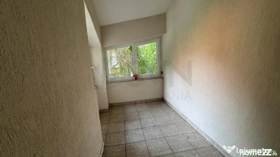 Casă cu 10 camere cu Teren 402 Mp în Lacul Tei