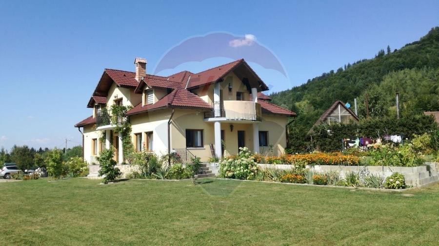 Casă individuală cu 10 camere cu Teren 2789 Mp în Glăjărie