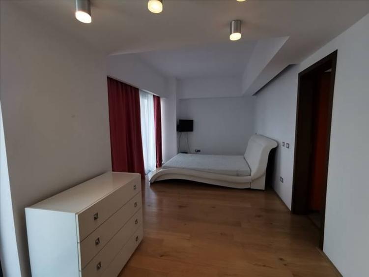 Apartament cu 3 camere decomandat, mobilat în Faleza Nord