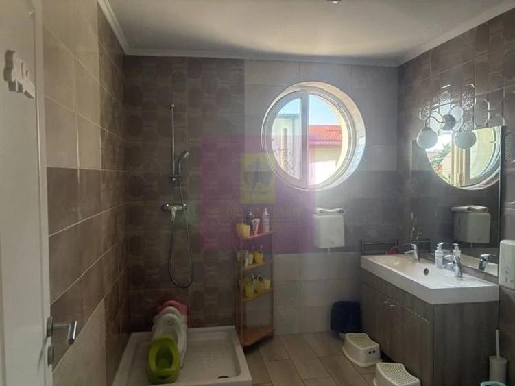 Casă cu 10 camere cu Teren 446 Mp în Drumul Sării