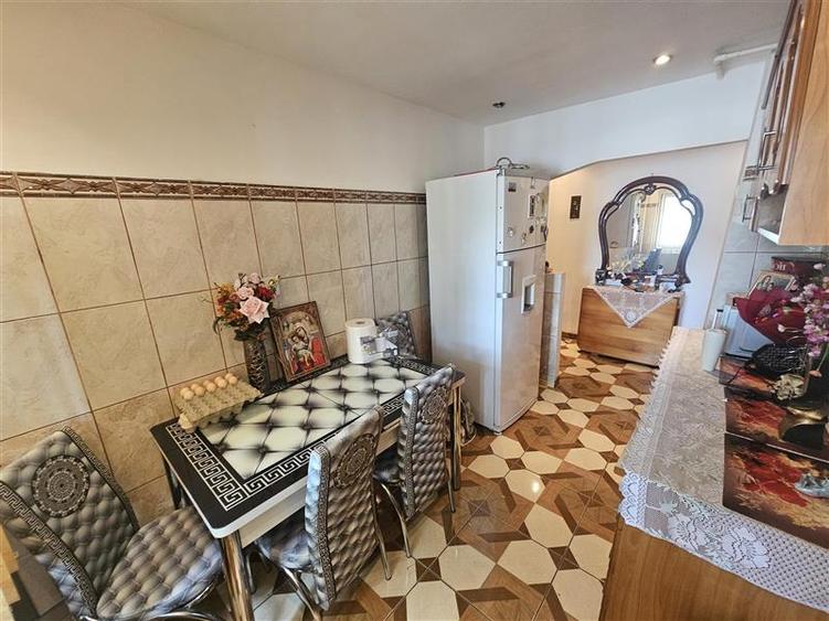 Apartament cu 3 camere semidecomandat, mobilat în Micro II