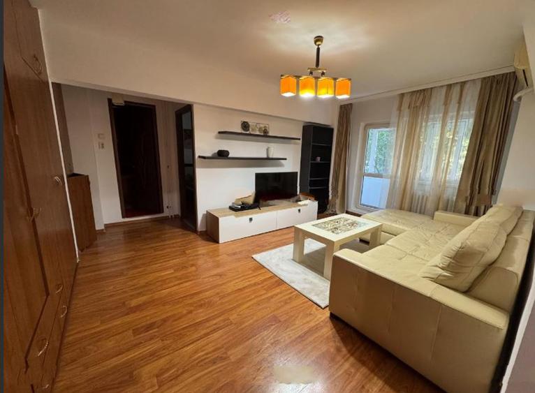 Apartament cu 3 camere semidecomandat în Câmpia Libertății