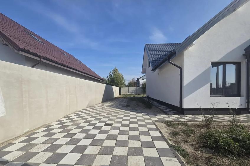 Casă cu 5 camere cu Teren 410 Mp în Domnești