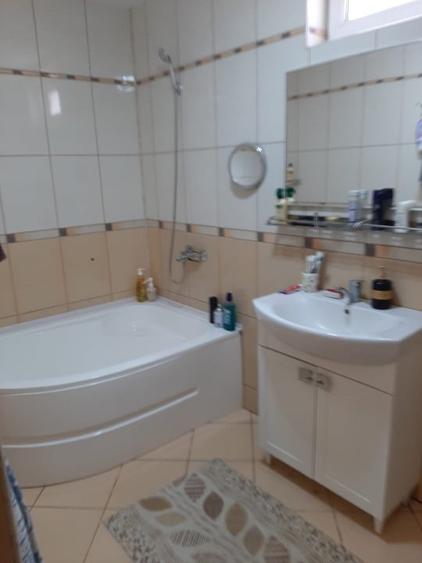 Casă individuală cu 5 camere cu Canalizare în Central