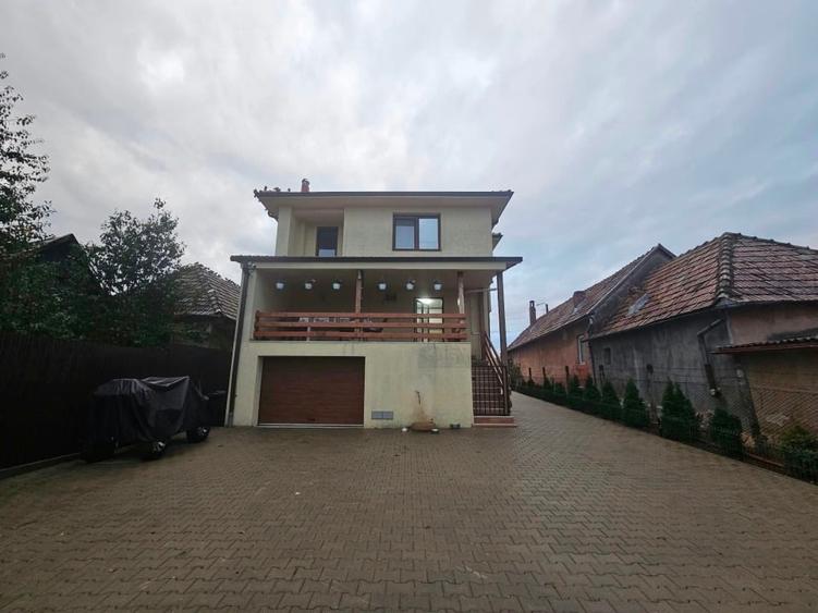 Casă individuală cu 4 camere cu Teren 1260 Mp în Central