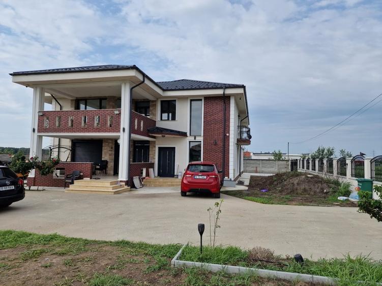 Apartament cu 5 camere decomandat în Central