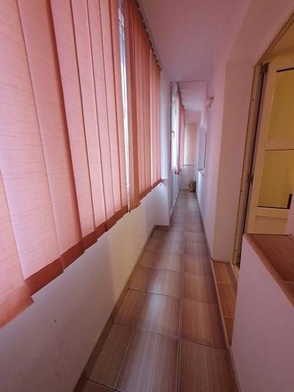 Apartament cu 3 camere semidecomandat, mobilat în Berceni